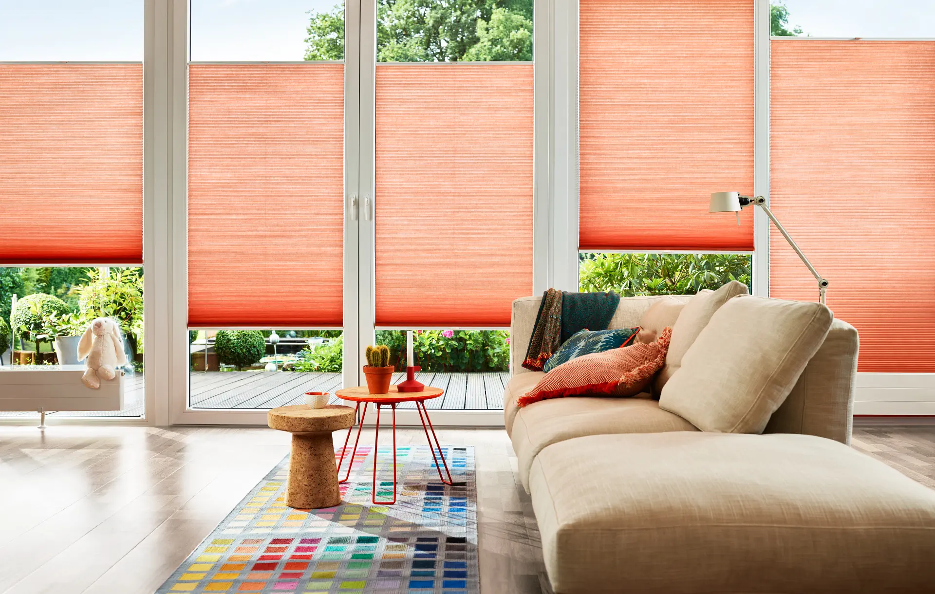 sandnes-markise_plissegardiner_duette-shades-full-room-photo-orange-in-living-room sandnes-markise_plissegardiner_duette-shades-full-room-photo-orange-in-living-room