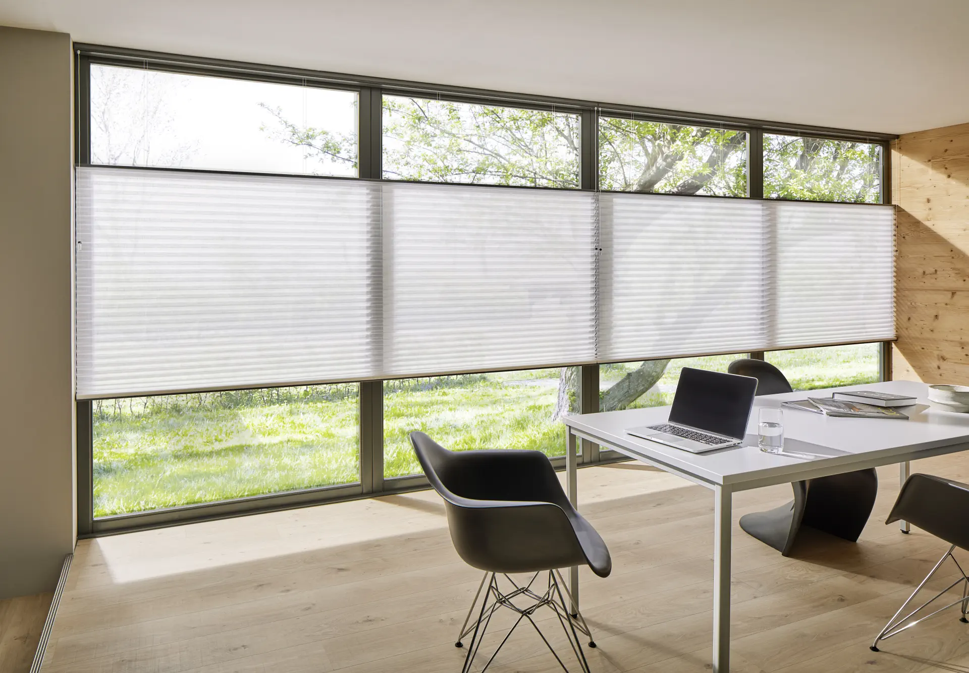 sandnes-markise_plissegardiner_duette-shades-full-room-photo-white-in-office-(1) sandnes-markise_plissegardiner_duette-shades-full-room-photo-white-in-office-(1)